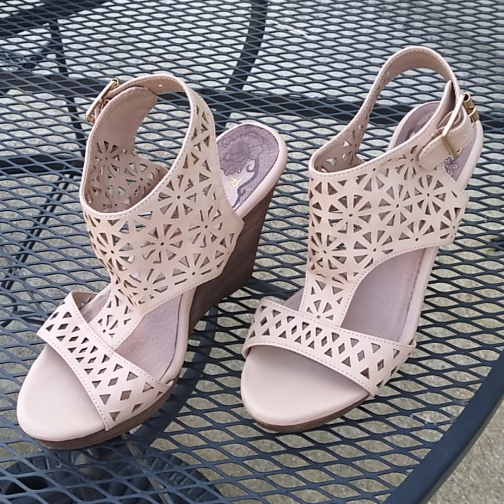 Lazer cut out light tan wedge sandals size 6